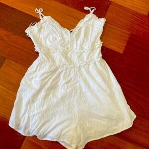 BRAND NEW FLOWY WHITE MINIDRESS - SIZE S